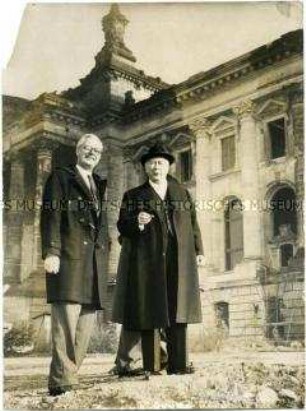 Bundespräsident Heuss besichtigt die Ruine des Reichstages