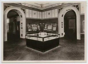 Dresden-Neustadt. Japanisches Palais. Sächsische Landesbibliothek. Buchmuseum. Raum für Wechselausstellungen mit Vitrinen (vor 1935; Ernst Rockhausen Söhne) im Erdgeschoss