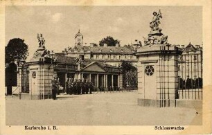 Postkartenalbum. "Karlsruhe i. B. - Schlosswache". Wachhäuschen vor dem Schloss mit Schlosswache