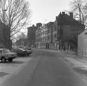 Bernau, Berliner Straße 54/56/58. Wohnhäuser. Straßenansicht gegen Gaskessel (1931/1932) der Gedenkanlage Gaswerk Bernau, Heinersdorfer Straße 2/Ecke Lohmühlenstraße. Blick von Osten