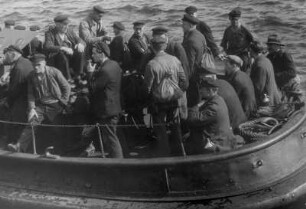 Hamburg-Neustadt. Arbeiter fahren mit Fähren bzw. Schleppern zum Baumwall zur oder von der Arbeitsstätte. Aufgenommen 1934
