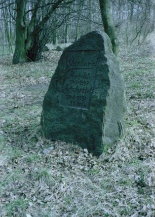 Forst: Gedenkstein mit Inschrift zu Abholzung und Wiederaufforstung
