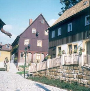 Zwei Umgebindehäuser (Umgebinde des rechten Hauses nicht im Bild) : Hinterhermsdorf. Zwei Umgebindehäuser. Straßenansicht