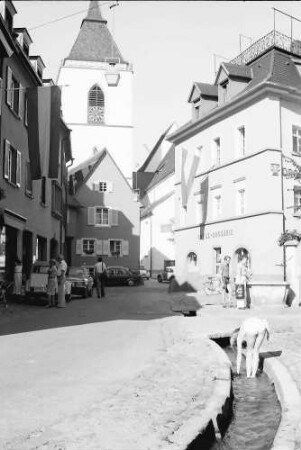 Staufen: Gasse mit Kirche und Bächle