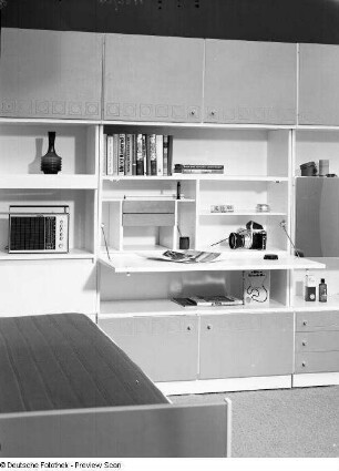 Liege : Jugendzimmer (1972; Möbelkombinat Zeulenroda-Triebes (ZEUTRIE)). Anbauwand mit Arbeitsplatz und Liege