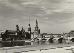 Dresden, Blick vom Neustädter Elbufer auf die Altstadt : Dresden, Augustusbrücke