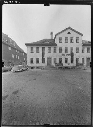 Schmalkalden, Kirchhof 4. Berufsschule (Stadt- und Kreisbibliothek "Heinrich Heine)"). Straßenfront (Teilansicht)