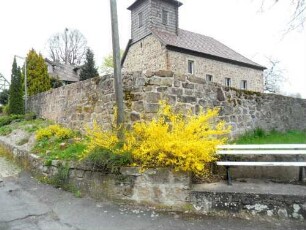 Heina-Evangelische Kirche - Ansicht von Südwesten mit Kirche über Kirchhofmauer (einst wehrhafe Kirchhofmauer - jetzige Höhe ein Viertel Original) in übersichtlichem Verlauf
