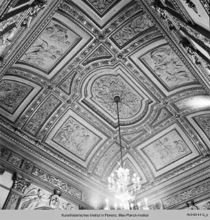 Stuckdecke mit eingefügten Reliefs im Ballsaal des Palazzo Favard