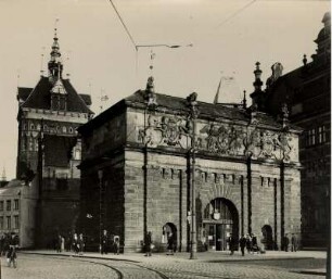 Danzig (heute Gdansk). Ansicht des 1586 errichteten Hohen Tores, einem Stadttor. Im Bildhintergrund der Stockturm