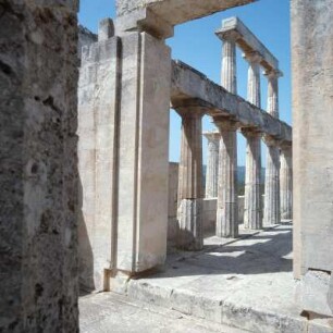 Aigina. Aphaia-Tempel. 6:12 Säulen. Cella-Portal und dreischiffiger Kultbildraum ohne Fluchtung mit der Peristase