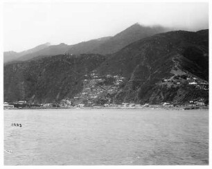 La Guaira, Kolumbien. Blick von einem Hochseepassagierdampfer der Hapag auf Küste mit Ort vor Bergmassiv