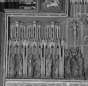 Mittelschrein mit Apostelpaaren und der Kreuzigung Christi