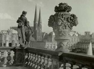 Dresdner Zwinger. Blick von Bogengalerie L zur Sophienkirche : Zwinger. Bogengalerie L, Balustrade der Terrasse. Blick zur Sophienkirche