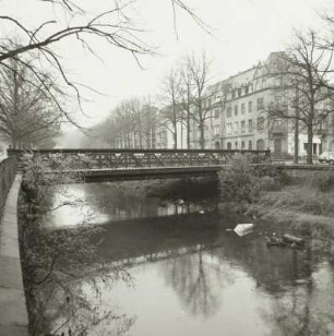 Dresden-Plauen, Bienertstraße. Fußgängerbrücke über die Weißeritz