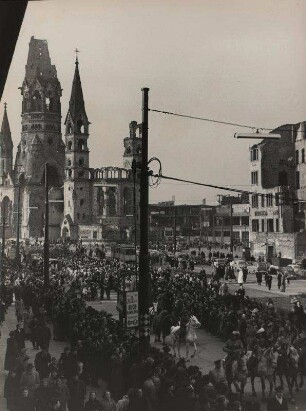 Rosenmontagszug 1952. Tauentzienstraße