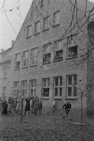 Lehrer und Schüler beim Unterricht in der Gehörlosen-Schule Güstrow : Unterrichtsszenen, Stadtansichten von Güstrow, Landschaft und Schloss