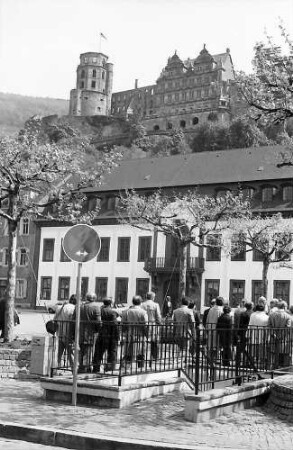 Heidelberg: Karlsplatz mit Blick auf das Schloss
