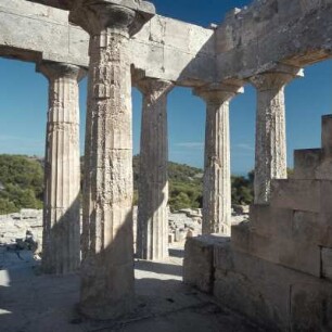 Aigina. Aphaia-Tempel, kurz nach 480 v. Chr. Pronaos im Osten, 2 Säulen zwischen Anten