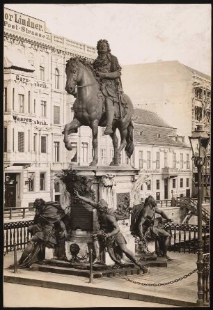 Großer Kurfürst, Berlin: Ansicht von halblinks des Reiterstandbildes (heute Ehrenhof Schloss Charlottenburg), vor 1895