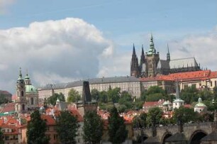 Blick zum Hdradschin, rechts Karlsbrücke
