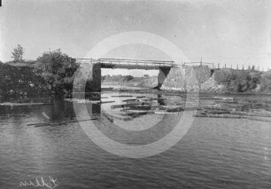 Flusslandschaft mit Brücke Lettin