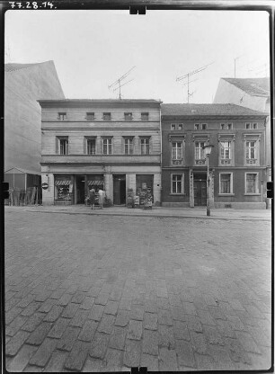Torgau, Breite Straße. Wohnhäuser mit Läden. Straßenfront