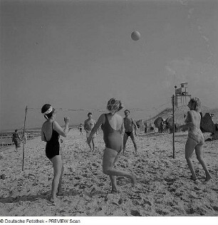 Volleyballspiel am Ostseestrand