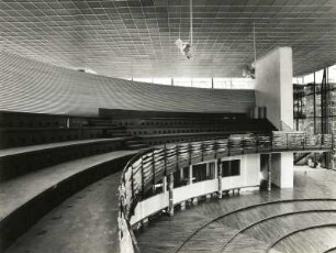 Dresden-Altstadt, Bernhard-von-Lindenau-Platz 1. Neubau Sächsischer Landtag. Plenarsaal, Teilansicht mit Tribüne, darunter Rundfunkstudios