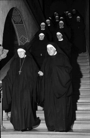Freiburg, Günterstal: Kloster St. Lioba, ewige Profess, Generalpriorin und Nonne auf Treppe