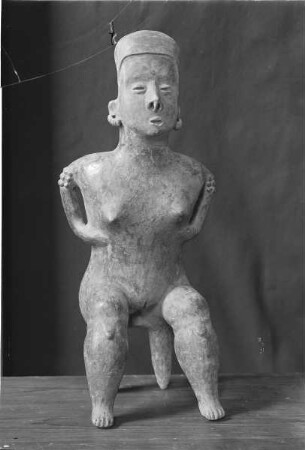 Weibliche Tonfigur