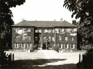 Zabeltitz. Neues Schloss (nach 1728). Ostseite mit Brücke über den Wassergraben ("Gänseröder")
