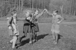 Kinder beim Spielen : Tanzende Mädchen