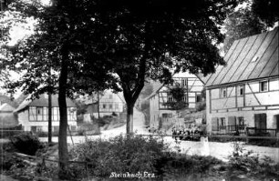 Dorfmitte mit Klöpplerinnen : 3 Gebäude mit Handwerk: v.l.: Schuster Herbert - Schuster, Liebmann Walter - Elektromeister u. Geschäft, Felix Schreiter - Malermeister (vorher Schmiederei Louis Teucher)