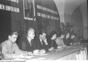 Dresden. Stadtverwaltung Dresden: Im Keller des Rathauses fand im Februar 1950 die Wahl der Betriebsgewerkschaftsleitung statt, 1950