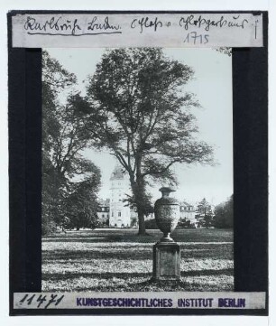 Karlsruhe, Schloss : Ansicht vom Garten, Vase
