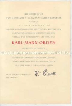 Urkunde über die Annahme des Karl-Marx-Ordens durch Wilhelm Pieck (Faksimile)