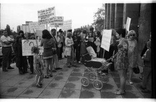 Kleinbildnegativ: Demonstration von Frauen gegen § 218, 1971