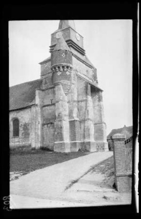 Nicht identifizierbare Ortschaft in der Umgebung von Origny (=Origny-Sainte-Benoite, Dep. Aisne, Frankreich): "Kirche" (Schrägansicht, Distanzaufnahme)