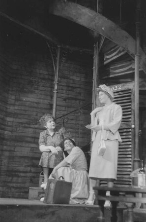Szenenbilder aus dem Drama "Endstation Sehnsucht" von Tennessee Williams am Schlossparktheater Berlin-Steglitz : Szene mit Erna Sellmer (links) und Marianne Hoppe als Blanche DuBois (rechts)