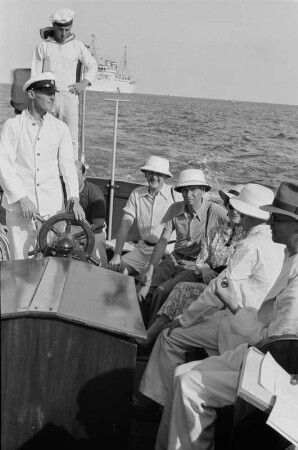 Reisefotos Senegal. Passagiere im Boot beim Übersetzen zum Landgang