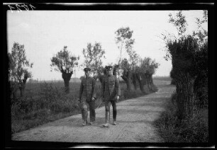 Nicht identifizierbare Gegend bei Coucou (=Koekuit), Houthem oder Menin (=Menen) (alle Belgien): "2 Offiziere auf Weg zwischen Weiden"