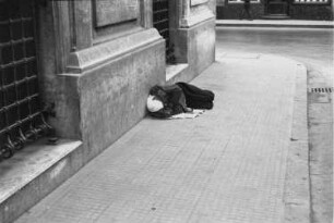 Reisefotos. Straßenbild mit schlafendem Bettler