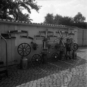 Sammlung von Pferdegeschirrenm alten Milchkannen und selbstgebauten Windmühlen: gesammelt von Hermann Clasen