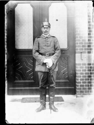 Eingezogener Beamter mit Pickelhaube und Säbel (Gutsaufseher Christian Knecht)