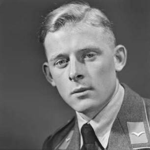 Portrait eines Mannschaftsmitglied der Luftwaffe, wahrscheinlich ein Kanonier, Flieger oder Funker
