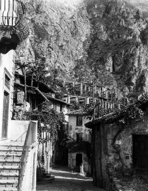 Limone am Gardasee : Limone am Gardasee. Blick auf Zitronengewächshäuser