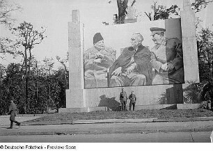 Denkmal mit den Teilnehmern der Konferenz von Jalta Franklin D. Roosevelt, Winston Churchill und Josef Stalin in Berlin(?)
