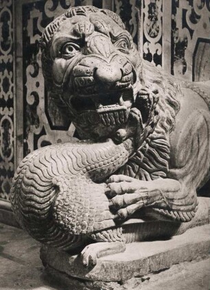 Cagliari. Sardinien. Kathedrale Santa Maria di Castello. Eine von 4, im 12. Jahrhundert, geschaffenen Steinskulpturen am Hauptaltar. Die Skulpturen enthalten Szenen aus dem Neuen Testaament. Hier: Ein Löwe bekämpft eine Schlange (Ausdruck des Teufels)