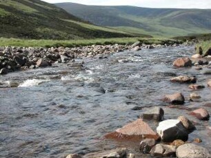 Bergfluss im schottischen Hochland bei Breamar